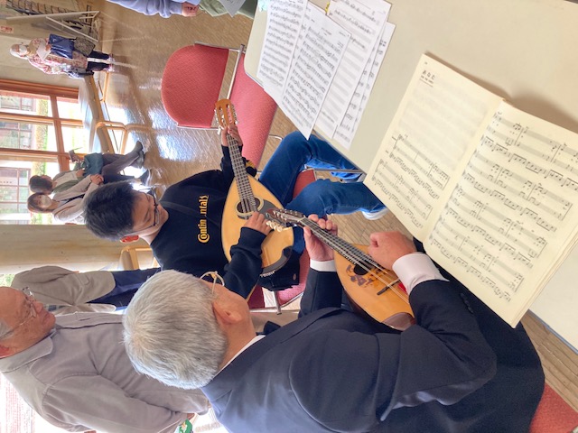 マンドリンとギターの楽器ふれあいコーナー